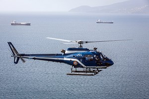 HELICOPTERE DE LA GENDARMERIE EN SURVEILLANCE MARITIME DES NAVIRES ET BATEAUX DE COMMERCE, LES TROIS ILETS, MARTINIQUE, ANTILLES FRANCAISES, FRANCE 