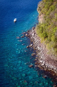 BATEAU DE PLONGEE SUR LES EAUX TRANSPARENTES, LES ANSES-D’ARLET, MARTINIQUE, ANTILLES FRANCAISES, FRANCE 