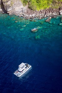 BATEAU DE PLONGEE SUR LES EAUX TRANSPARENTES, LES ANSES-D‘ARLET, MARTINIQUE, ANTILLES FRANCAISES, FRANCE 
