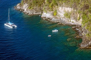 BATEAU DE PLONGEE ET CATAMARAN DANS LES EAUX TRANSPARENTES, LES ANSES-D‘ARLET, MARTINIQUE, ANTILLES FRANCAISES, FRANCE 