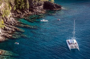 BATEAU DE PLONGEE ET CATAMARAN DANS LES EAUX TRANSPARENTES, LES ANSES-D‘ARLET, MARTINIQUE, ANTILLES FRANCAISES, FRANCE 