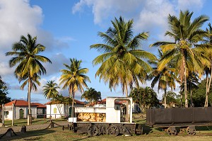 TRAIN POUR LA RECOLTE DE LA CANNE A SUCRE UTILISE DU TEMPS DE L'ESCLAVAGE, MAISONS CABANES D'ESCLAVES ENCORE HABITEES, GAIGNERON, LE LAMENTIN, MARTINIQUE, ANTILLES FRANCAISES, FRANCE 