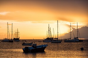 COUCHER DE SOLEIL SUR LES BATEAUX DE LA GRANDE ANSE D'ARLET, LES-ANSES-D'ARLET, MARTINIQUE, ANTILLES FRANCAISES, FRANCE 