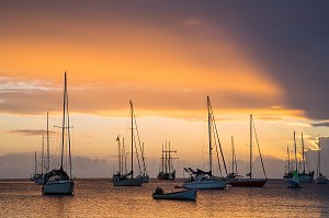 COUCHER DE SOLEIL SUR LES BATEAUX DE LA GRANDE ANSE D'ARLET, LES-ANSES-D'ARLET, MARTINIQUE, ANTILLES FRANCAISES, FRANCE 