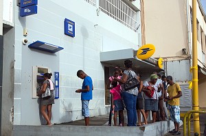 FILE D'ATTENTE AU DISTRIBUTEUR D'ARGENT DE LA POSTE, LA TRINITE, MARTINIQUE, ANTILLES FRANCAISES, FRANCE 