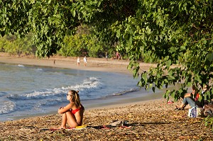 JEUNE FILLE, PLAGE DE LA BRECHE, TARTANE, LA TRINITE, PRESQU'ILE DE LA CARAVELLE, MARTINIQUE, ANTILLES FRANCAISES, FRANCE 