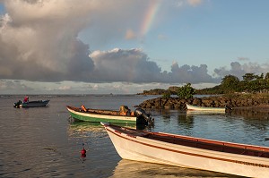 BATEAUX DE PECHEUR AVEC UN ARC-EN-CIEL, TARTANE, LA TRINITE, PRESQU'ILE DE LA CARAVELLE, MARTINIQUE, ANTILLES FRANCAISES, FRANCE 