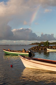 BATEAUX DE PECHEUR AVEC UN ARC-EN-CIEL, TARTANE, LA TRINITE, PRESQU'ILE DE LA CARAVELLE, MARTINIQUE, ANTILLES FRANCAISES, FRANCE 