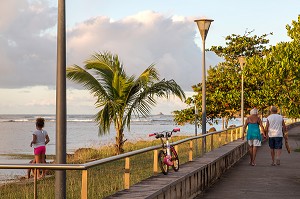 ENFANTS ET COUPLE DU TROISIEME AGE, PROMENADE EN BORD DE MER, TARTANE, LA TRINITE, PRESQU'ILE DE LA CARAVELLE, MARTINIQUE, ANTILLES FRANCAISES, FRANCE 