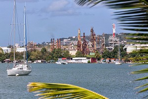 BATEAU DE PLAISANCE DEVANT LA RAFFINERIE DE PETROLE DES ANTILLES (SARA), LE LAMENTIN, MARTINIQUE, ANTILLES FRANCAISES, FRANCE 