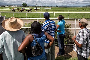 JOUEURS A L'ARRIVEE DES CHEVAUX, HIPPODROME DEPARTEMENTAL DE CARRERE, LE LAMENTIN, MARTINIQUE, ANTILLES FRANCAISES, FRANCE 