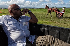 COMMISSAIRE DE COURSE DANS LA VOITURE, SURVEILLANCE DES ALLURES DES CHEVAUX ET DE LA REGULARITE DES CONCURRENTS, HIPPODROME DEPARTEMENTAL DE CARRERE, LE LAMENTIN, MARTINIQUE, ANTILLES FRANCAISES, FRANCE 