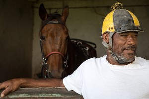 JOCKEY ET SON CHEVAL AVANT LA COURSE, HIPPODROME DEPARTEMENTAL DE CARRERE, LE LAMENTIN, MARTINIQUE, ANTILLES FRANCAISES, FRANCE 