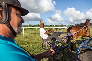 JOCKEYS A L'ENTRAINEMENT DES CHEVAUX AU TROT ATTELE, HIPPODROME DEPARTEMENTAL DE CARRERE, LE LAMENTIN, MARTINIQUE, ANTILLES FRANCAISES, FRANCE 