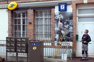 COLLAGE DES PHOTOS SUR LE MUR DE LA POSTE, FESTIVAL RUGL'ART, RUGLES (27), FRANCE 