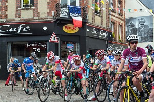 COUREURS AU DEPART DE LA COURSE CYCLISTE DE LA FETE DU VILLAGE, FESTIVAL RUGL'ART, RUGLES (27), FRANCE 