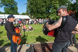 CONCERT DE MUSIQUE EN PLAIN AIR DANS LE PARC PUBLIC, LES MEGOTS, FESTIVAL RUGL'ART, RUGLES (27), FRANCE 