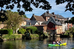 ADOLESCENT, DESCENTE DE RIVIERE EN CANOE SUR LA RISLE, RUGLES (27), FRANCE 