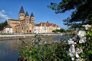 BASILIQUE DU SACRE COEUR DEVANT LE CANAL DE LA BOURBINCE, PARAY-LE-MONIAL (71), FRANCE 