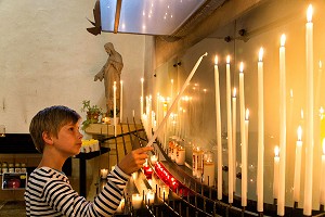 ENFANT ALLUMANT UN CIERGE, BASILIQUE DU SACRE COEUR, PARAY-LE-MONIAL (71), FRANCE 