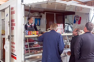 AURELIE, BOUCHER COMMERCANT DANS SON CAMION AVEC LES ELEVEURS DE CHAROLAIS, MARCHE DE SAINT-CHRISTOPHE-EN-BRIONNAIS (71), FRANCE 