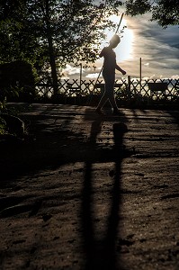 ENFANT EN OMBRE CHINOISE AVEC UN BATON, MOULIN DE VAUX, NOCHIZE (71), FRANCE 