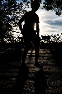 ENFANT EN OMBRE CHINOISE AVEC UN BATON, MOULIN DE VAUX, NOCHIZE (71), FRANCE 