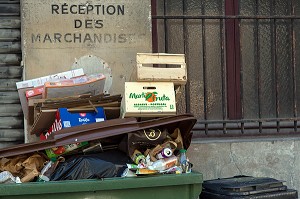 POUBELLES PLEINES DEVANT UNE LIVRAISON, RECEPTION DE MARCHANDISES, VILLE DE BORDEAUX, GIRONDE (33), FRANCE 