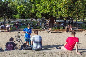RASSEMBLEMENT DE JOUEURS DE POKEMON GO, POKE STOP, JARDIN PUBLIC, VILLE DE BORDEAUX, GIRONDE (33), FRANCE 