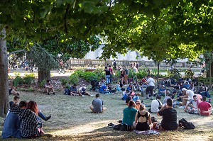 RASSEMBLEMENT DE JOUEURS DE POKEMON GO, POKE STOP, JARDIN PUBLIC, VILLE DE BORDEAUX, GIRONDE (33), FRANCE 