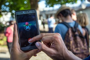RASSEMBLEMENT DE JOUEURS DE POKEMON GO, POKE STOP, JARDIN PUBLIC, VILLE DE BORDEAUX, GIRONDE (33), FRANCE 