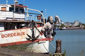 BATEAU AVEC UNE TETE DE PROUE TENANT UNE GRAPPE DE RAISIN, BASSINS A FLOT, QUARTIER DU BATACLAN, VILLE DE BORDEAUX, GIRONDE (33), FRANCE 