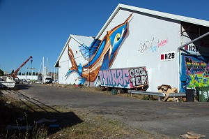 TAGS ET GRAFFITIS SUR LES ANCIENS ENTREPOTS DES BASSINS A FLOT, QUARTIER DU BATACLAN, VILLE DE BORDEAUX, GIRONDE (33), FRANCE 