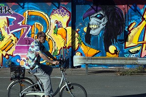 TAGS ET GRAFFITIS SUR LES ANCIENS ENTREPOTS DES BASSINS A FLOT, QUARTIER DU BATACLAN, VILLE DE BORDEAUX, GIRONDE (33), FRANCE 