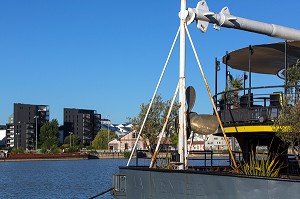 BATEAUX RESTAURANT ET NOUVEAUX IMMEUBLES CONSTRUITS LE LONG DES BASSINS A FLOT, QUARTIER DU BATACLAN, VILLE DE BORDEAUX, GIRONDE (33), FRANCE 