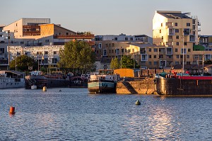 NOUVEAUX IMMEUBLES CONSTRUITS LE LONG DES BASSINS A FLOT, QUARTIER DU BATACLAN, VILLE DE BORDEAUX, GIRONDE (33), FRANCE 