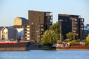 NOUVEAUX IMMEUBLES CONSTRUITS LE LONG DES BASSINS A FLOT, QUARTIER DU BATACLAN, VILLE DE BORDEAUX, GIRONDE (33), FRANCE 