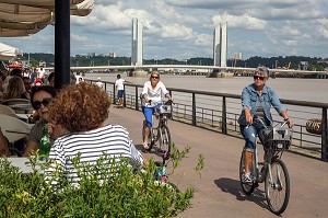 BALADE A VELO SUR LES QUAIS DES CHARTRONS, PONT JEAN JACQUES CHABAN DELMAS SUR LA GARONNE, VILLE DE BORDEAUX, GIRONDE (33), FRANCE 