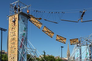 MUR D'ESCALADE ET PONT DE SINGE, PARC DES SPORTS SAINT-MICHEL, QUAI SAINTE-CROIX, LABEL VILLE EUROPEENNE DU SPORT, VILLE DE BORDEAUX, GIRONDE (33), FRANCE 