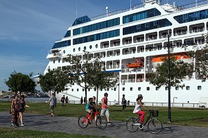 BALADE A PIED ET A VELO DEVANT UN PAQUEBOT DE CROISIERE, QUAI DES CHARTRONS, VILLE DE BORDEAUX, GIRONDE (33), FRANCE