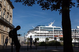 BALADE A PIED ET A VELO DEVANT UN PAQUEBOT DE CROISIERE, QUAI DES CHARTRONS, VILLE DE BORDEAUX, GIRONDE (33), FRANCE 