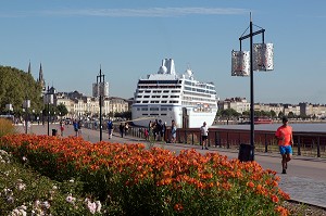 BALADE A PIED ET A VELO DEVANT UN PAQUEBOT DE CROISIERE, QUAI DES CHARTRONS, VILLE DE BORDEAUX, GIRONDE (33), FRANCE 