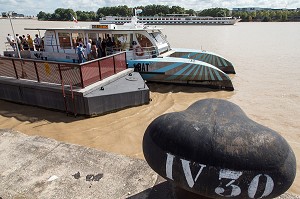 LE BATEAU TAXI BATCUB, STATION QUINCONCES, VILLE DE BORDEAUX, GIRONDE (33), FRANCE 