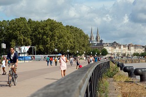 BALADE A VELO SUR LES QUAIS DES CHARTRONS AU BORD DE LA GARONNE, VILLE DE BORDEAUX, GIRONDE (33), FRANCE 