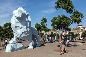 STATUE DU LION BLEU DE XAVIER VEILHAN, PLACE STALINGRAD, VILLE DE BORDEAUX, GIRONDE (33), FRANCE 