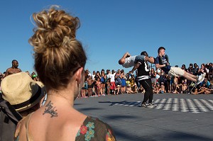 SPECTACLE DE RUE, PLACE DE LA BOURSE, QUAI DU MARECHAL LYAUTEY, VILLE DE BORDEAUX, GIRONDE (33), FRANCE 