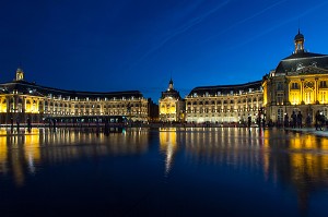 LE MIROIR D'EAU DE NUIT AVEC LE TRAMWAY, PLACE DE LA BOURSE, QUAI DU MARECHAL LYAUTEY, VILLE DE BORDEAUX, GIRONDE (33), FRANCE 