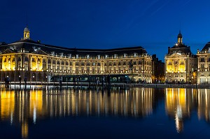 LE MIROIR D'EAU DE NUIT AVEC LE TRAMWAY, PLACE DE LA BOURSE, QUAI DU MARECHAL LYAUTEY, VILLE DE BORDEAUX, GIRONDE (33), FRANCE 