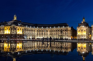 LE MIROIR D'EAU DE NUIT AVEC LE TRAMWAY, PLACE DE LA BOURSE, QUAI DU MARECHAL LYAUTEY, VILLE DE BORDEAUX, GIRONDE (33), FRANCE 