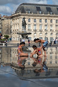JEU D'ENFANTS SUR LE MIROIR D'EAU, PLACE DE LA BOURSE, QUAI DU MARECHAL LYAUTEY, VILLE DE BORDEAUX, GIRONDE (33), FRANCE 